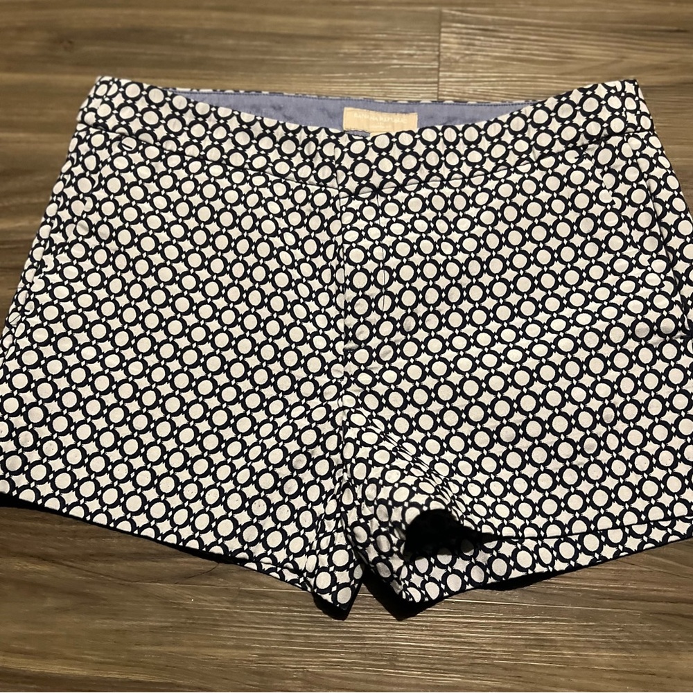 Banana Republic Stylish Navy and White Patterned Women's Shorts - Picture 1 of 2